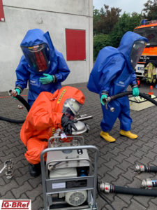 Einsatzübung für den C-Einsatz: Vornahme einer Gefahrstoffumfüllpumpe im CSA